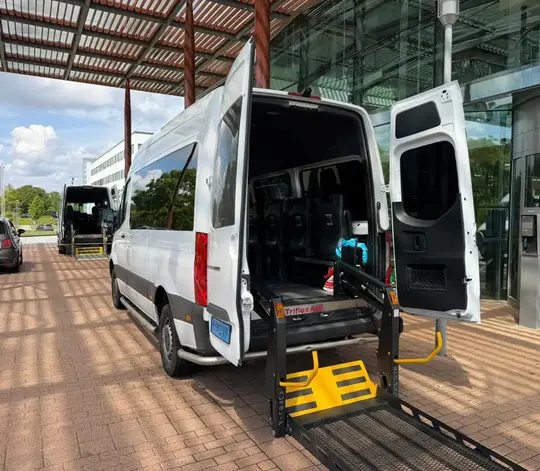 Professionele rolstoeltaxi chauffeur helpt klant in Hoorn